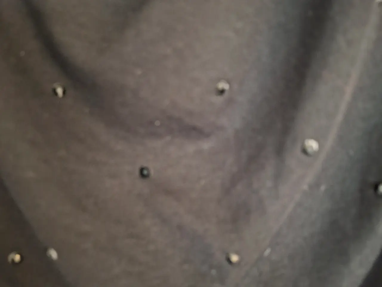Billede 2 - Sort bluse med sort sten