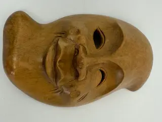 Ældre maske i træ
