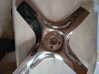 Volvo Kølevænge og emblem.