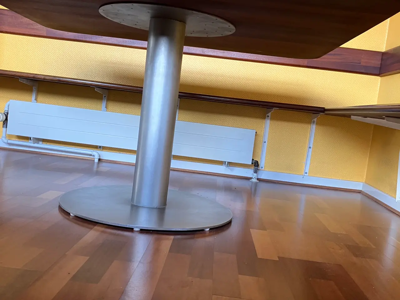 Billede 4 - Mahogni bordplade med rondel af ben i rustfri stål