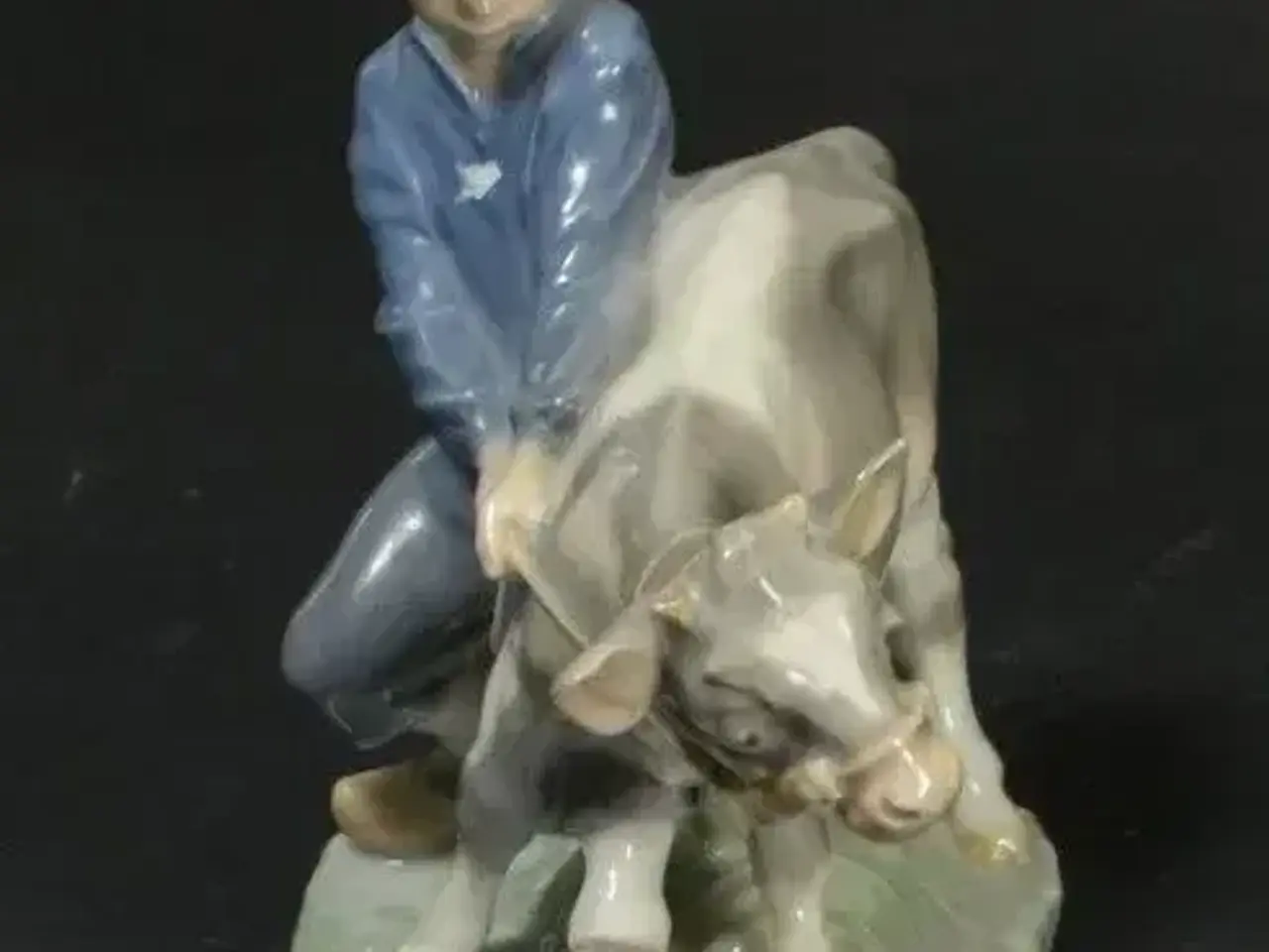 Billede 4 - Dreng med Kalv, figur fra Royal Copenhagen