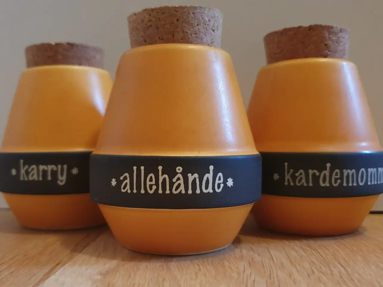 Billede 1 - SØHOLM Krydderibeholdere, orange-gul, 9-10 cm høje