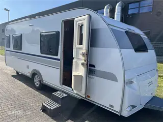 2014 - Adria Adora 613 HT   Fortelt: Isabella Commodore, mover, blæsevarme, endebadeværelse, rundsiddegruppe, frontkøkken, panoramavindue, enkeltsenge