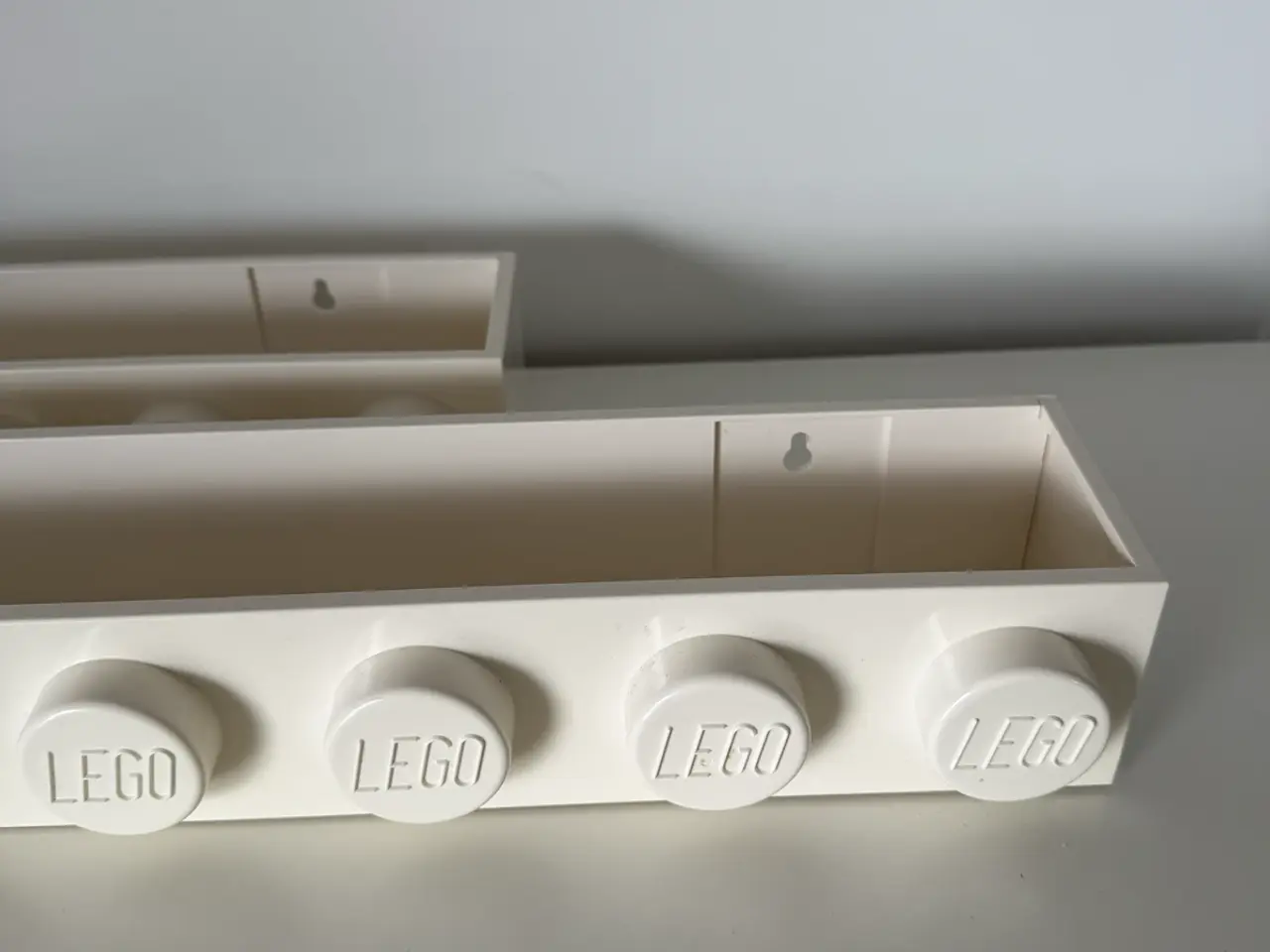 Billede 4 - To LEGO hvide væghylder til opbevaring