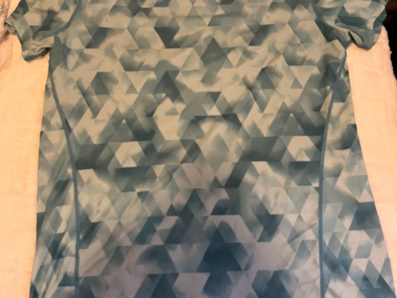 Billede 1 - Løbetrøje fra H&M. 