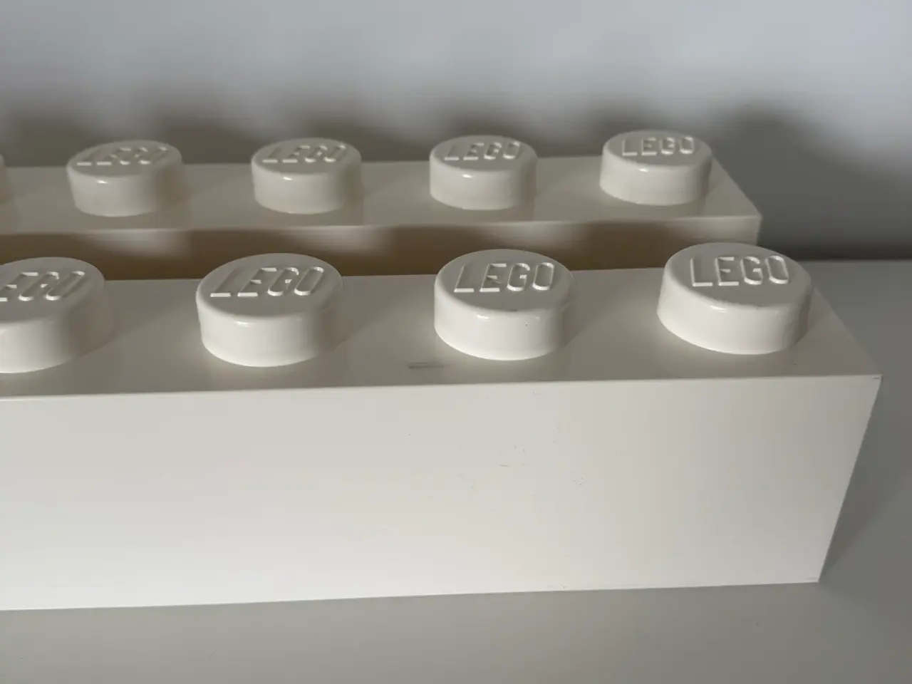 Billede 9 - To LEGO hvide væghylder til opbevaring