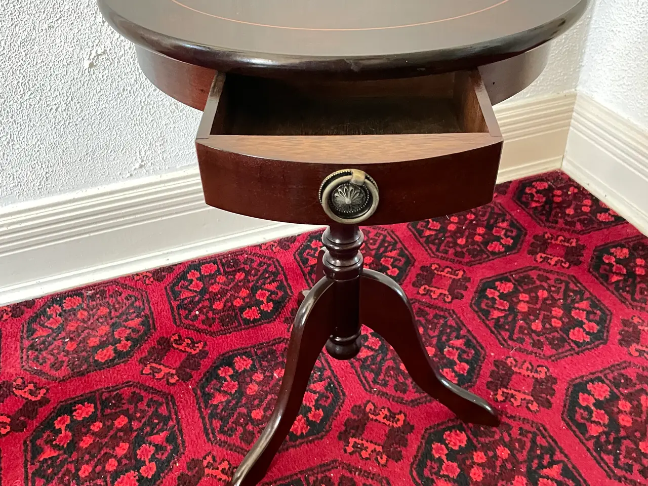 Billede 5 - Flot rundt sidebord i engelsk stil – Ø44,5 cm.