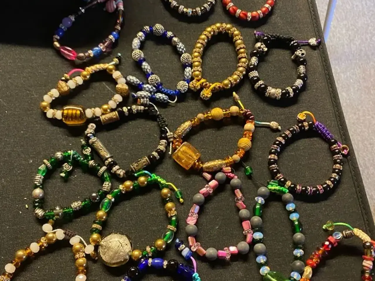 Billede 1 - Nye knyttede armbånd
