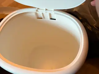 Skraldespande x2 til puslebordet.