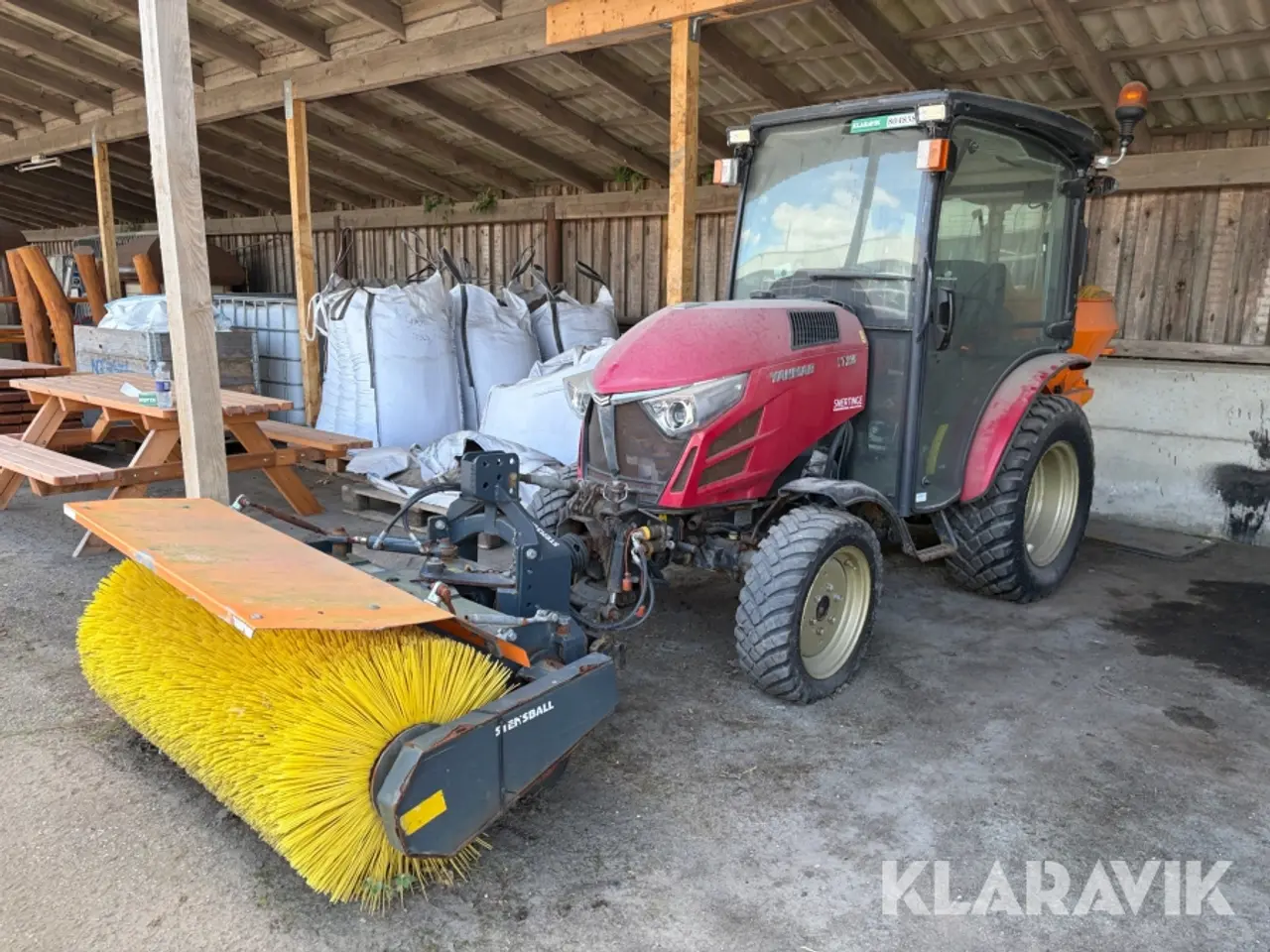 Billede 1 - Traktor Yanmar YT235 - med kost og spreder
