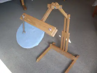 BRODERI STATIV i egetræ.