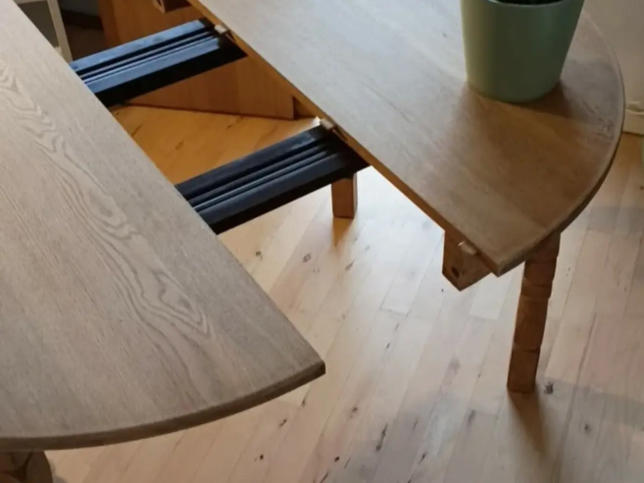 Billede 5 - Smukt og stilfuldt rundt spisebord I massivt egetr