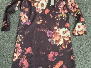 Ny yndig kjole med blomster