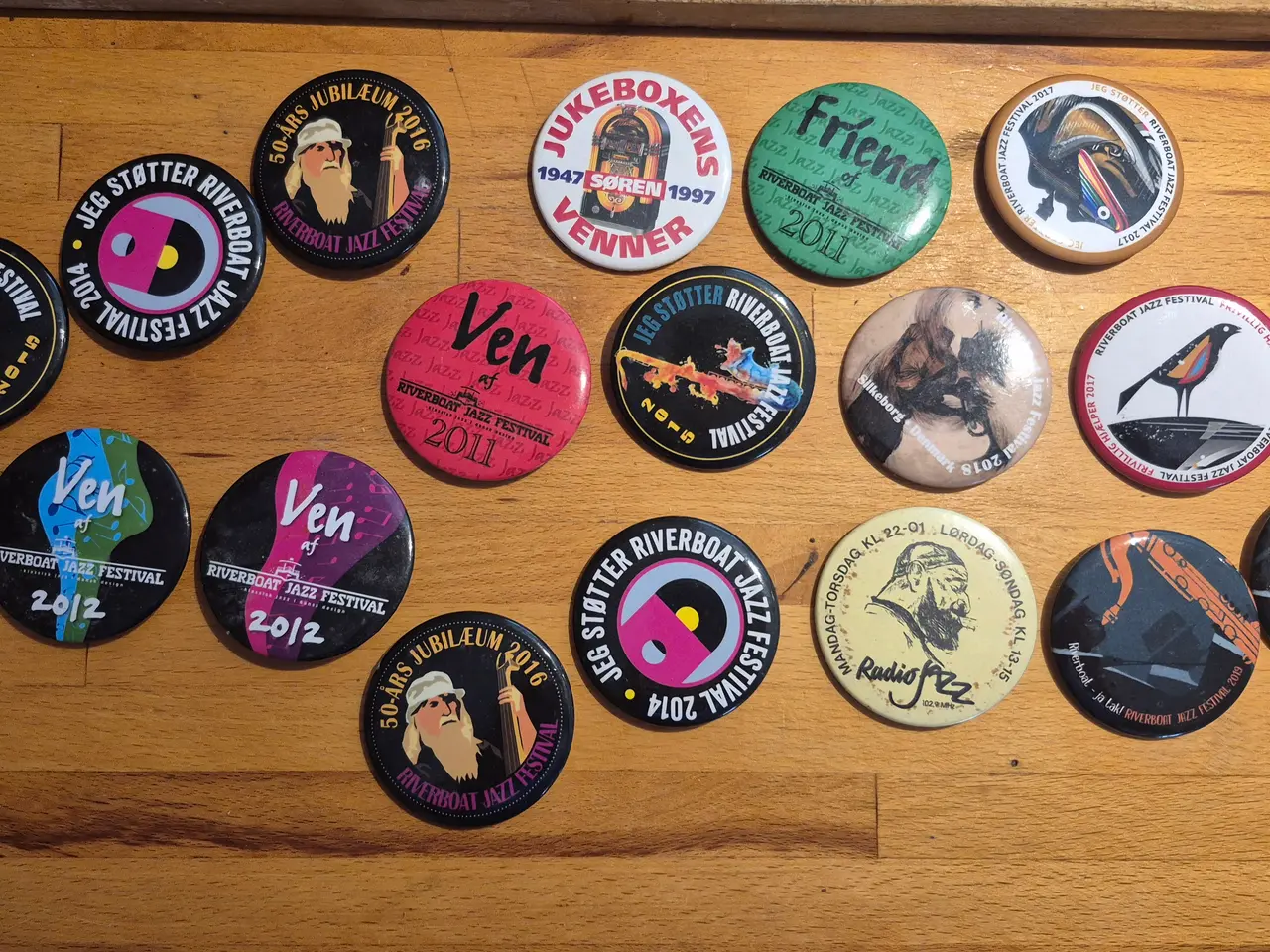 Billede 1 - 17 stk. interessante Badges i forskellige variante