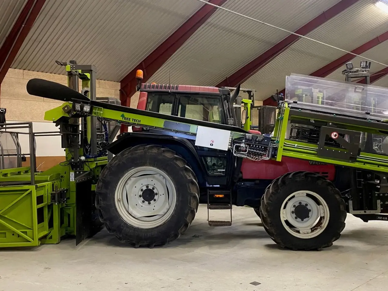 Billede 1 - Tree Tech Pakke og Netmaskine med bagmonteret elevator Komplet Tree Tech sæt med traktor