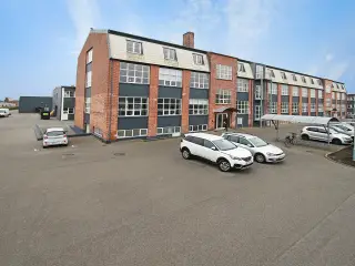 Moderne kontorer/showroom/undervisningslokaler med godt lysindfald