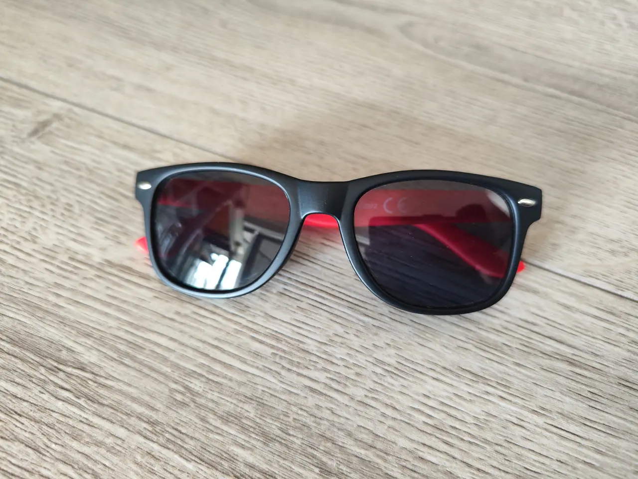 Billede 2 - Børne solbrille sort med røde stænger
