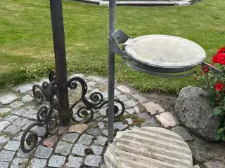 Skraldespandsstativ med cementeret fod