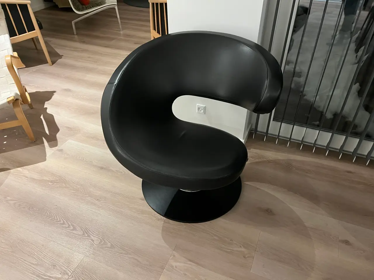 Billede 4 - Varier Peel Club loungestol med sort anilin læder.