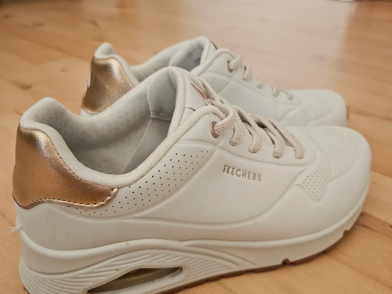 Billede 1 - HVIDE SNEAKERS FRA SKECHERS