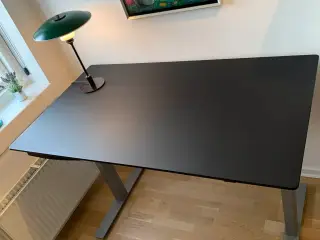 Hæve-sænke bord med sort bordplade i CUBE Design