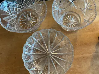 Krystal glas skåle med flotte slibninger