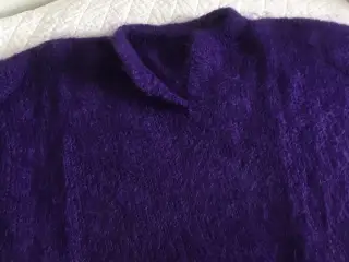Hjemmestrikket varm lilla bluse M.