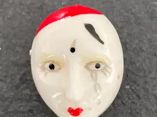 Broche med hoved af klovn/harlekin