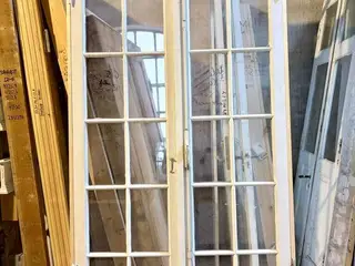 Høj, klassisk dobbeltdør m. glas og ny karm