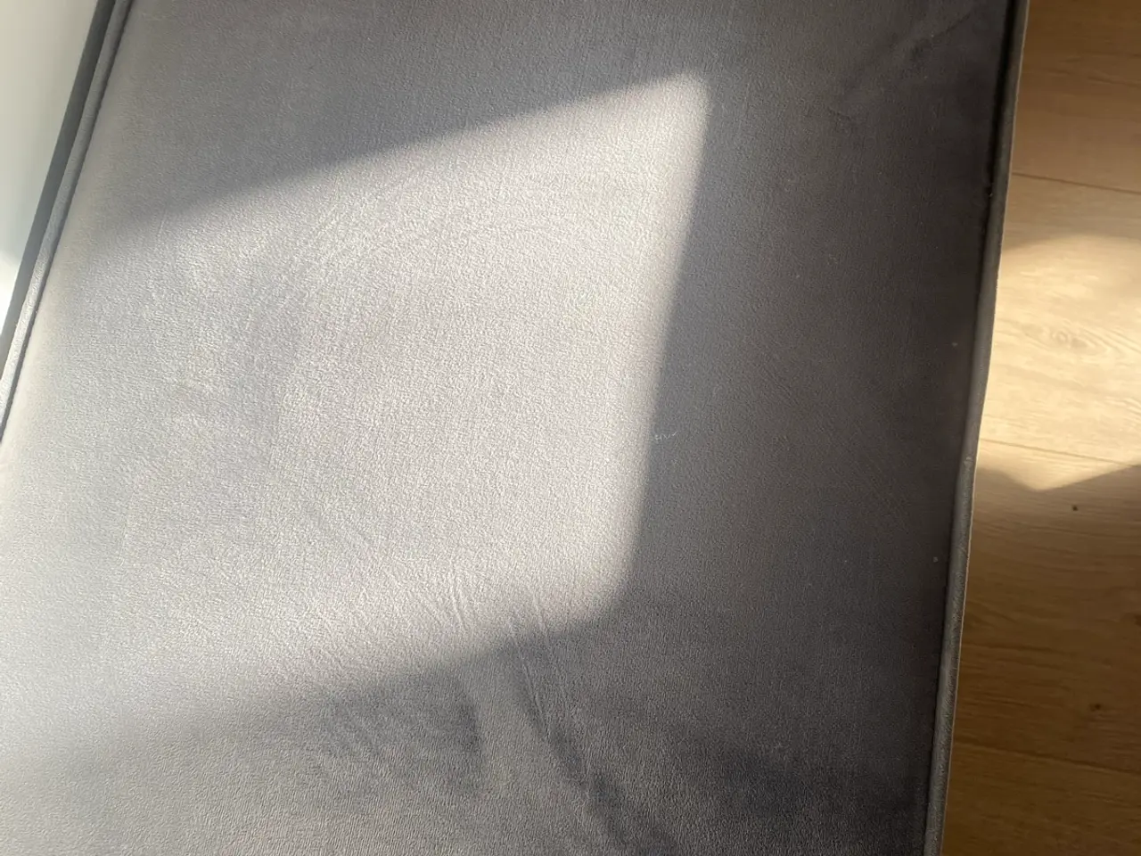 Billede 1 - Grå velour bænk fra Coop