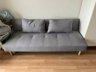 Grå sofa/sovesofa med træben