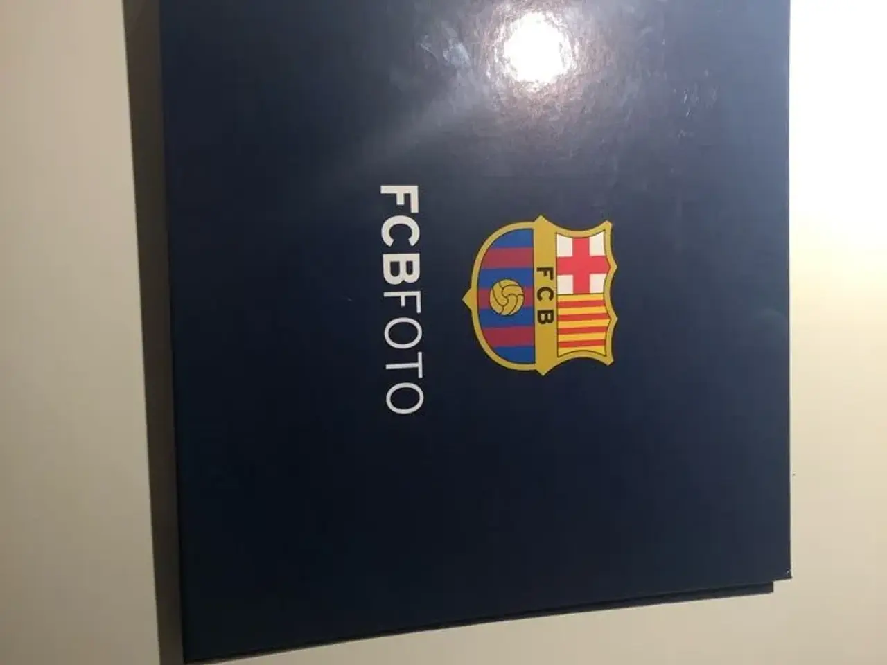 Billede 1 - FC Barcelona bog og stykke af målnet