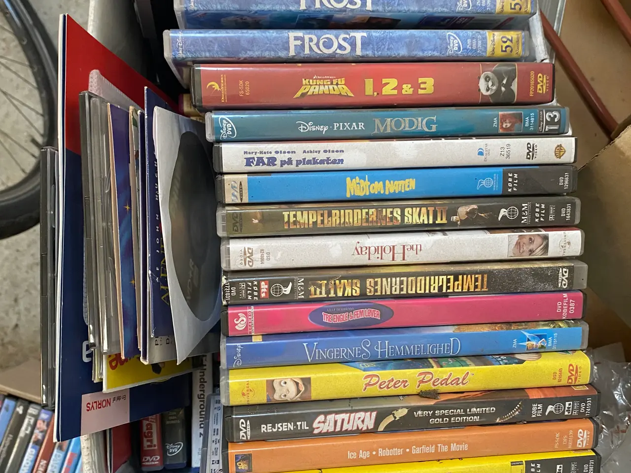 Billede 2 - 2 fyldte kasser med DVD’er