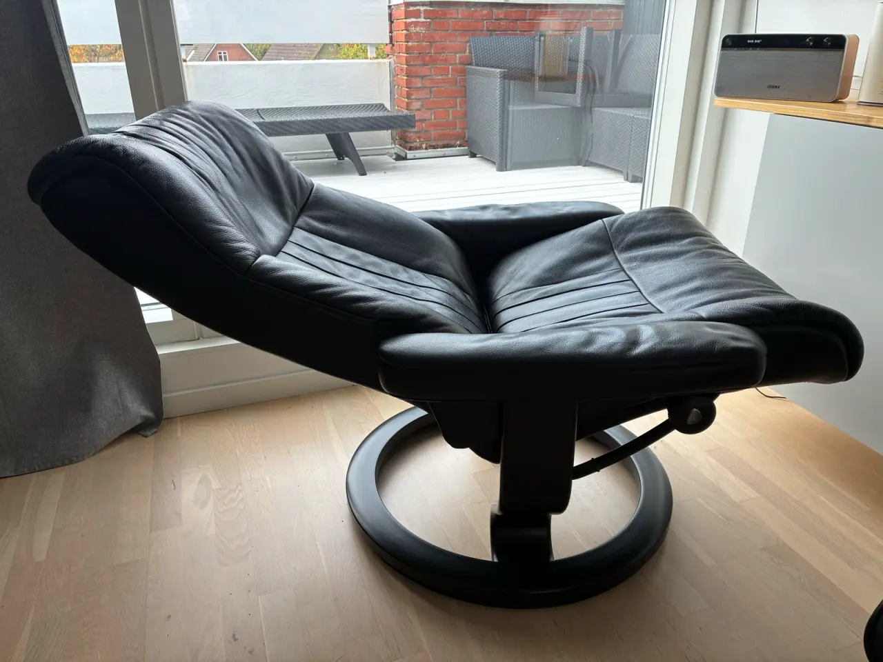 Billede 2 - Stressless lænestol i sort læder med skammel