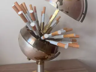 Gammel cigaretholder globus fra 50’erne 