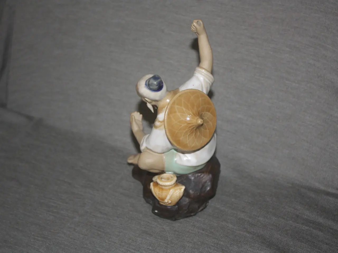 Billede 4 - Keramisk Figur af kinesisk fisker højde 20,5 cm. 