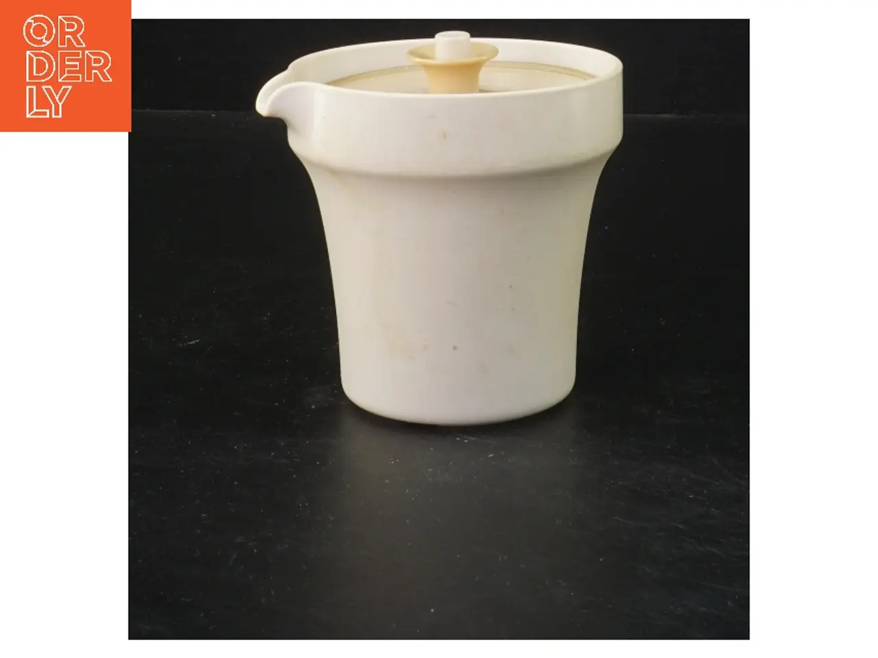 Billede 1 - Plastikkande med låg fra Tupperware (str. 9x10 cm)