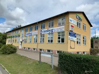Kælderlokaler til leje i høj kælder.