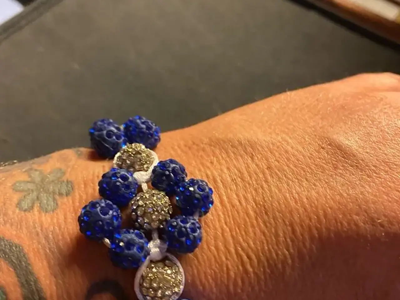 Billede 7 - Smukke nye knyttede blomsterarmbånd