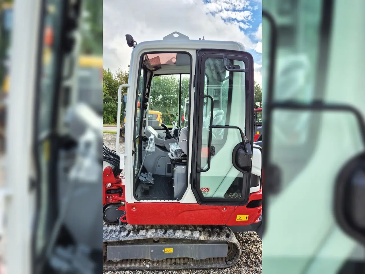 Billede 13 - Takeuchi TB225 / Fabriksny - 2025 / Engcon rotortilt og skovlpakke