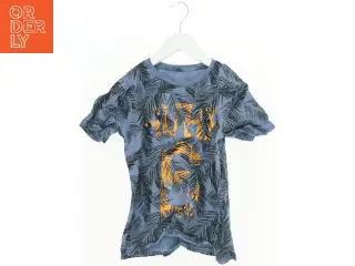 Blå t-shirt med bladprint og tekst fra Friends (str. 134)