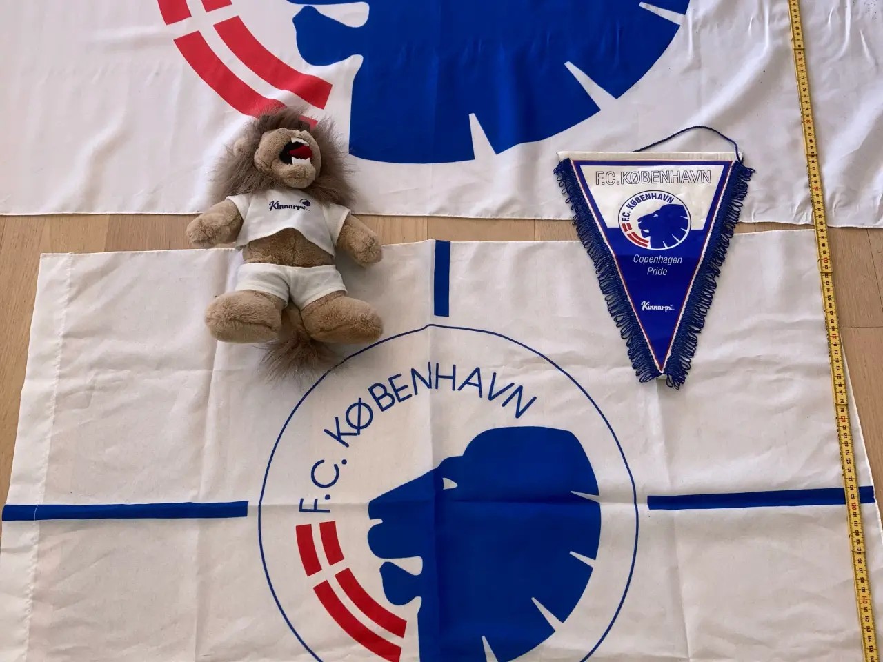 Billede 1 - FC København flag og vimpel samt løve bamse