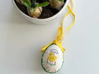 Påskeæg m broderet kylling og bånd