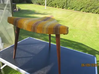 1 stk Retro Trekantet stol med teakben
