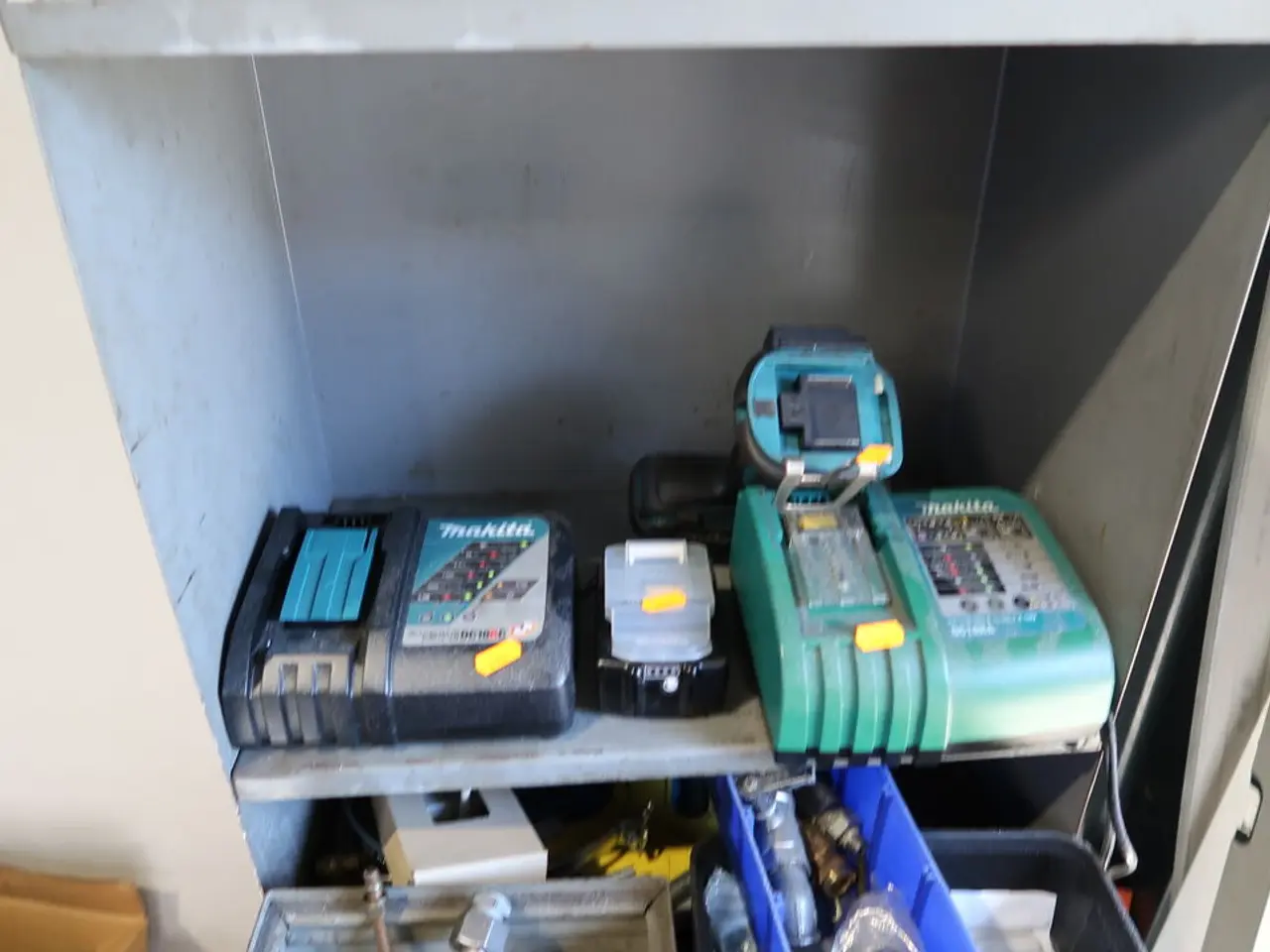Billede 1 - Akku bore/skruemaskine MAKITA med batteri og 2 stk. ladere
