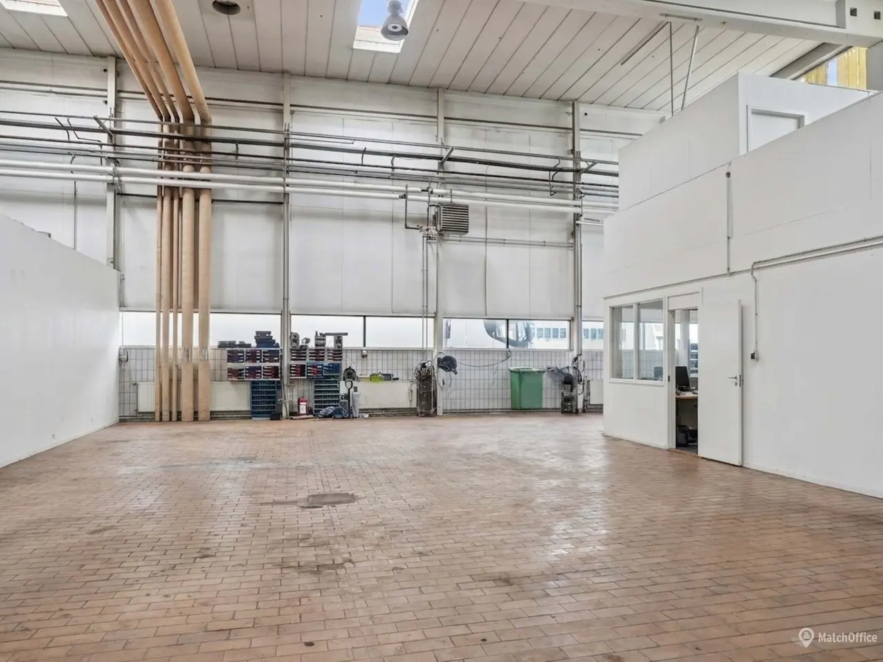 Billede 2 - 839 m² højlofter lager/værksted med kontor