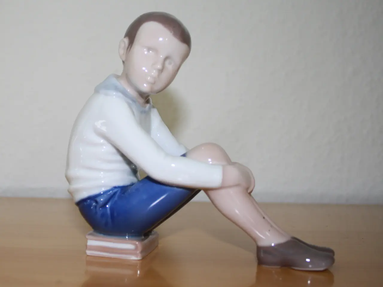 Billede 9 - Dreng, der sidder på bøger, figur fra B & G