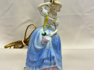 Sælger denne fine, klassiske bordlampe i porcelæn.