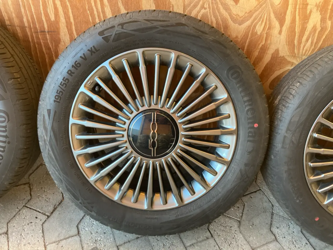 Billede 2 - Originale Fiat 500e fælge & dæk