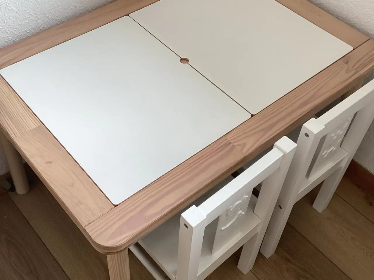 Billede 1 - Legebord med stole